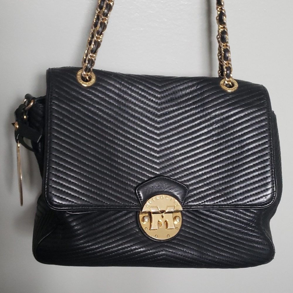 Chic Black Quilted Shoulder Bag with Gold Accents